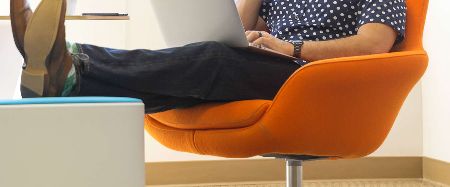 Zittend werk? Dit is wat te veel zitten met je doet (+ tips om meer te bewegen)