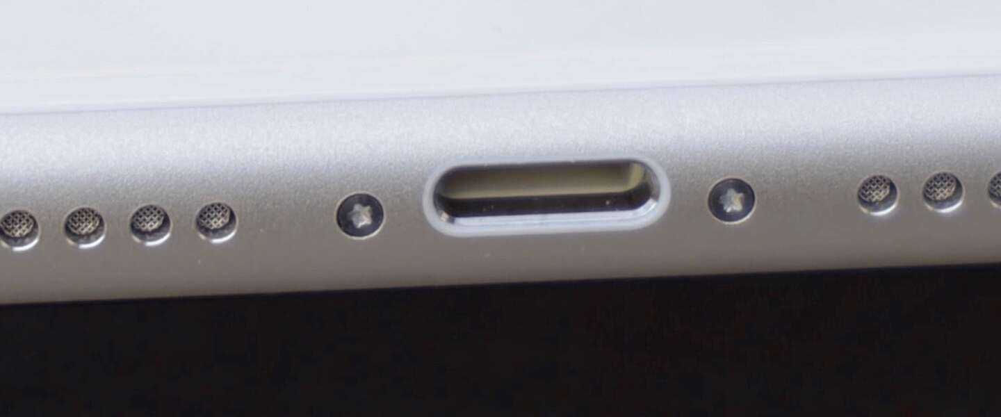 Een android smartphone met lightning poort