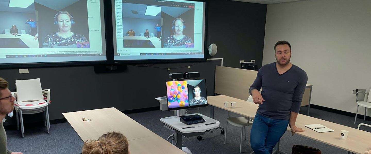 De 'Workstation on Wheels' (WoW) helpt ziekenhuispatiënten in contact te blijven met familie