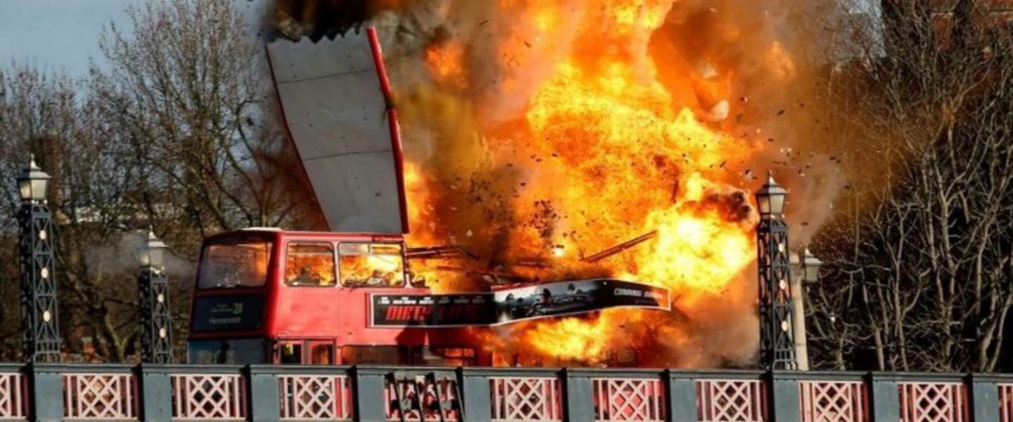 Jackie Chan blaast dubbeldekker op in Londen, live via Twitter