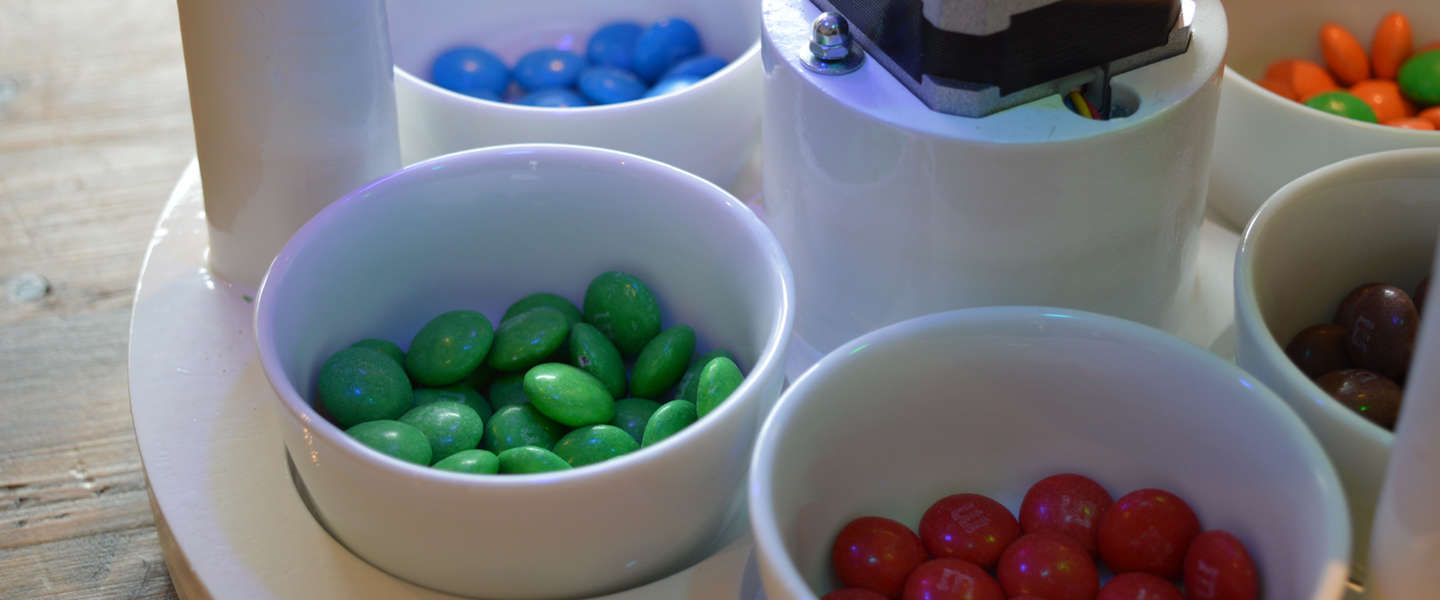 Nederlandse TU-student bouwt M&M's sorteermachine - omdat het kan