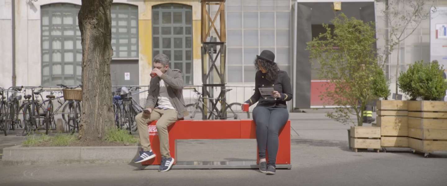 Bankje van Nescafé brengt mensen letterlijk dichter bij elkaar