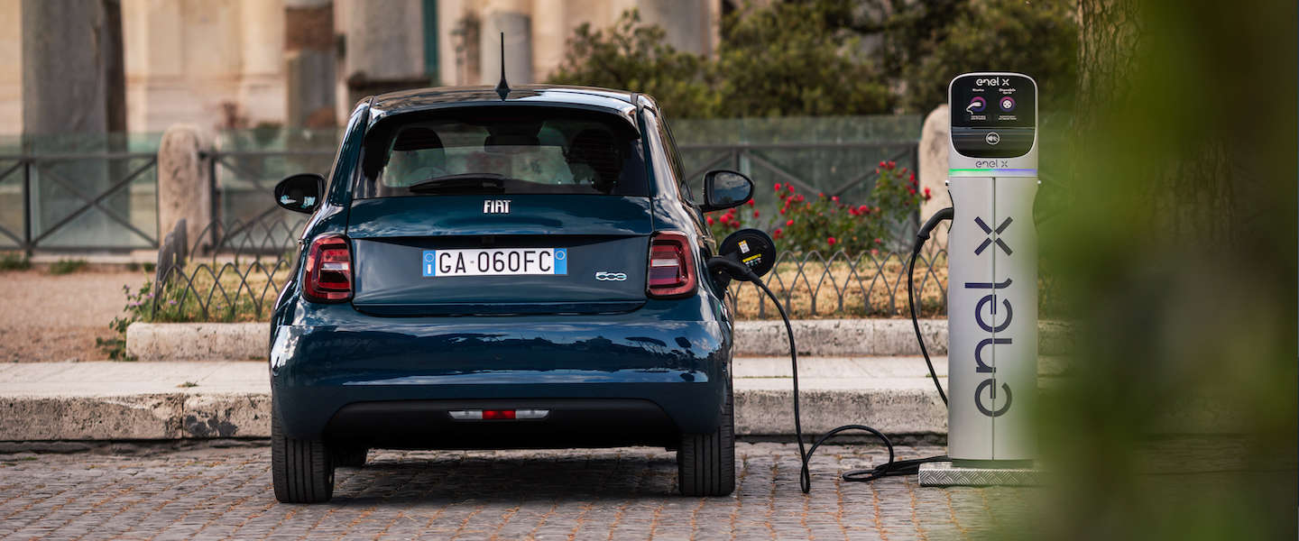 Ook de Fiat 500 gaat aan de stekker. Een icoon wordt elektrisch
