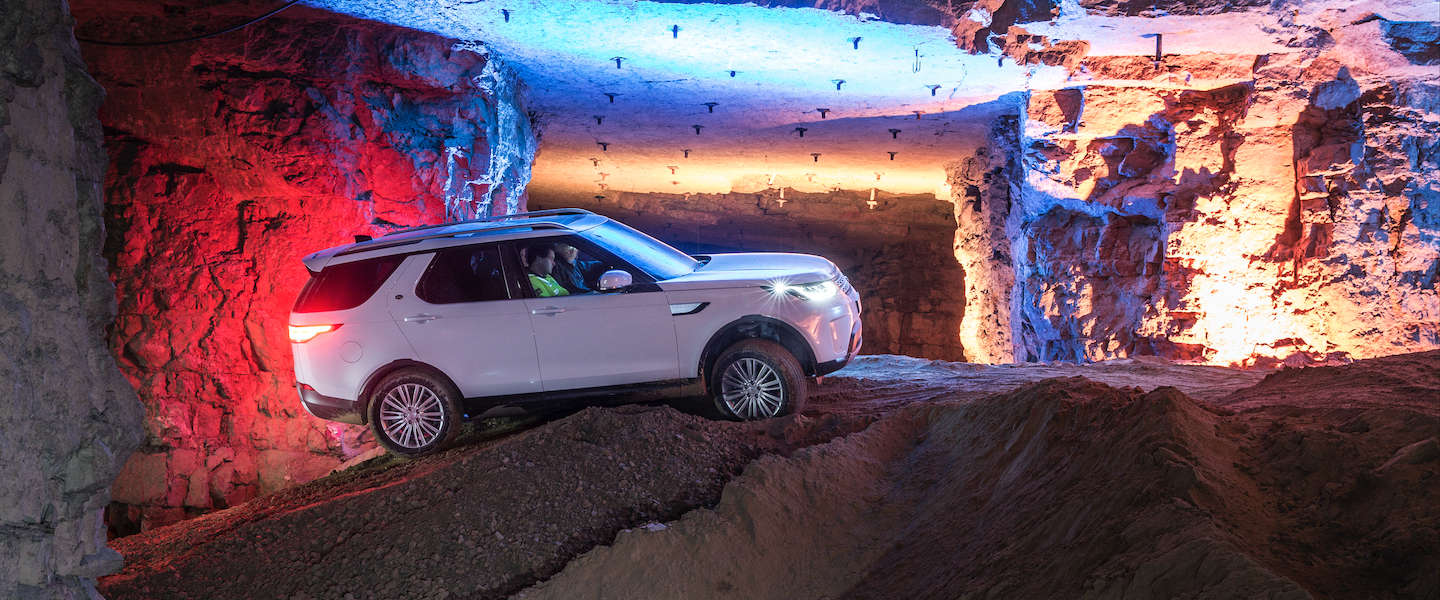Rijden met de nieuwe Land Rover Discovery in een nog werkende mijn