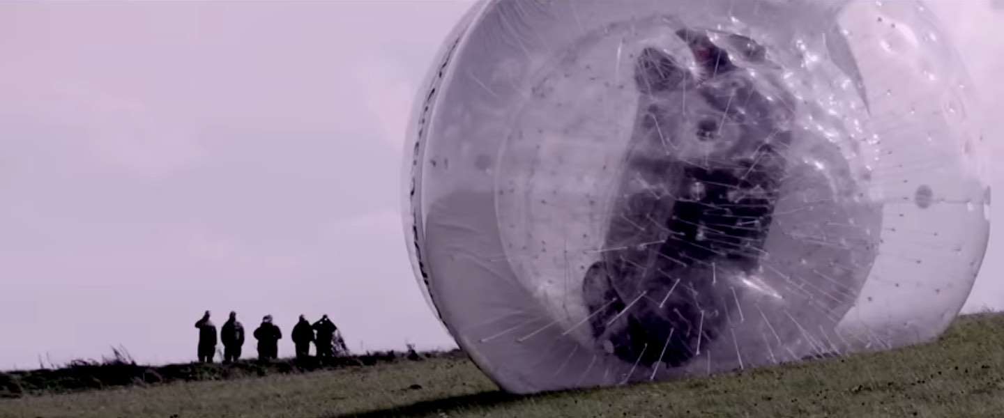 Nissan rolt NOTE in een gigantische bal (CarZorb) van een berghelling