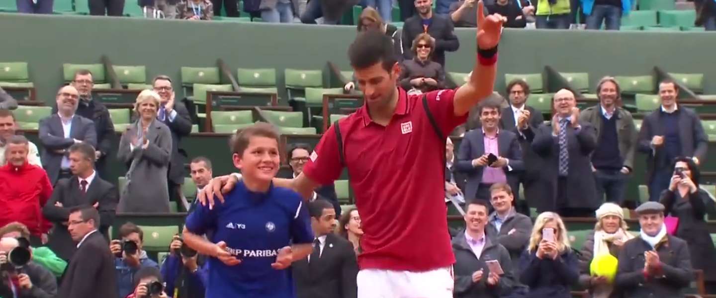 Prachtig: Novak Djocovic deelt overwinning met ballenjongen
