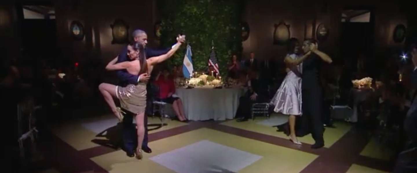 Obama doet tango met sexy danseres!