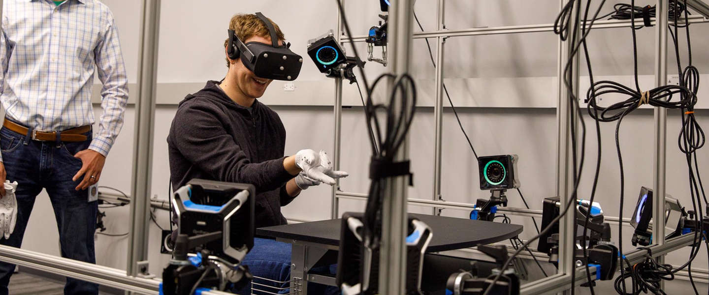Mark Zuckerberg toont nieuwe vr-handschoen in Oculus lab
