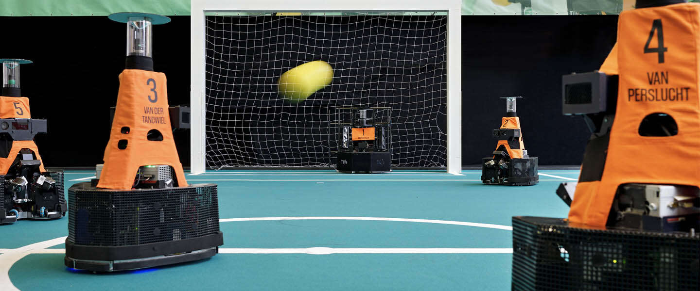 De 'Leeuwinnen' van Tech United strijden weer mee op het WK robotvoetbal