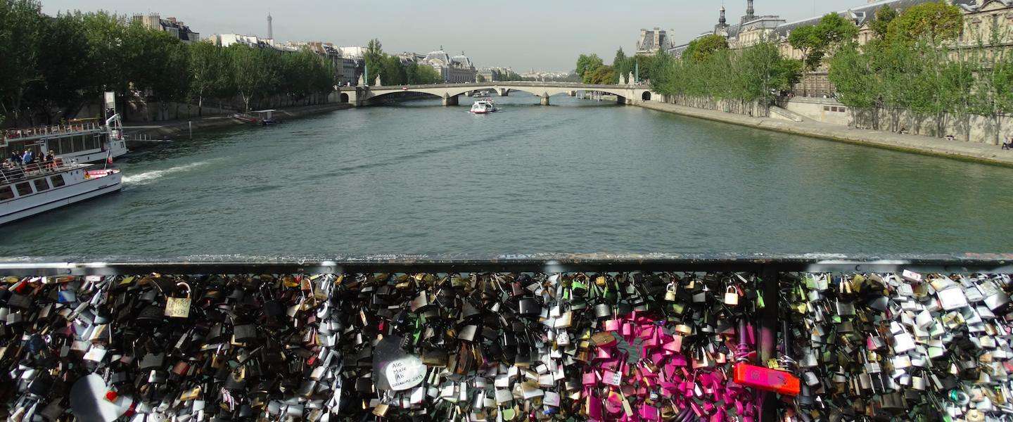 Selfies met #lovewithoutlocks moeten slotjes op de Parijse slotjesbrug gaan vervangen