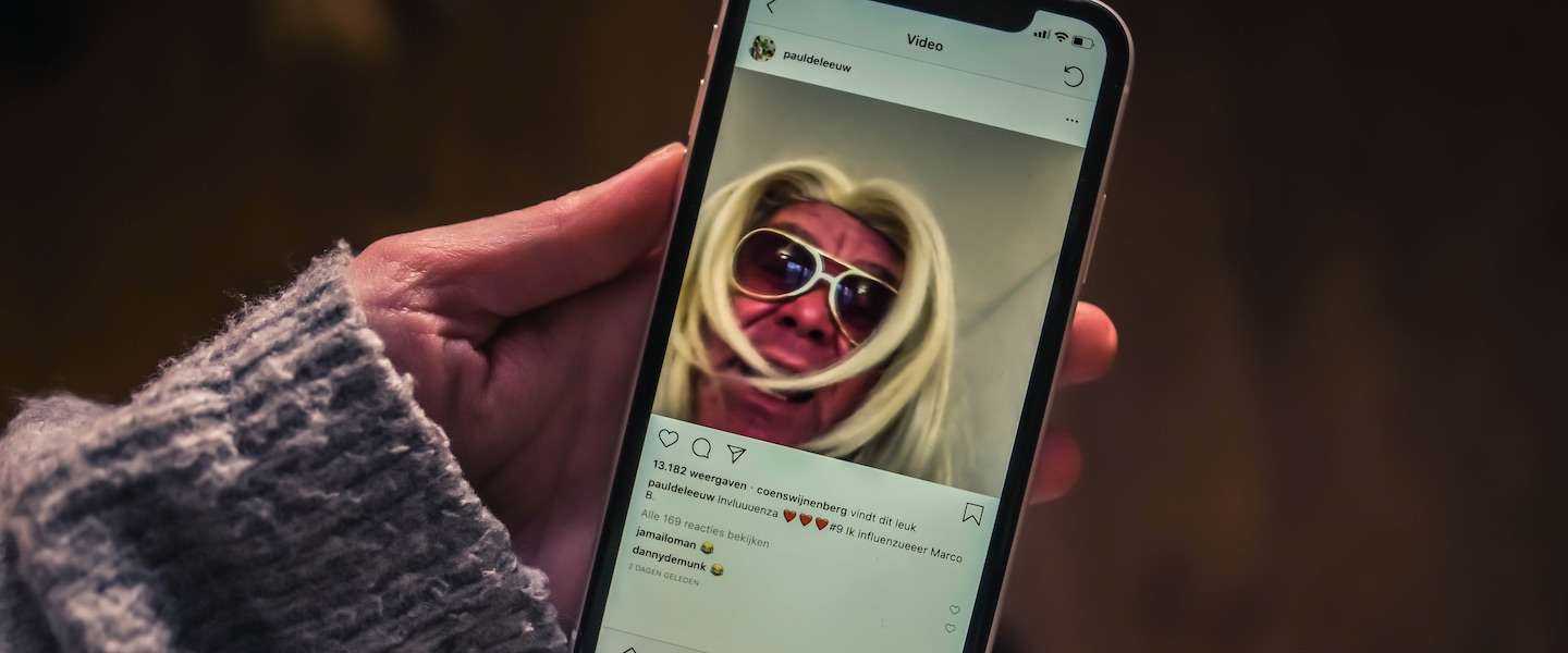 Paul de Leeuw drijft met een nieuw typetje de spot met influencers
