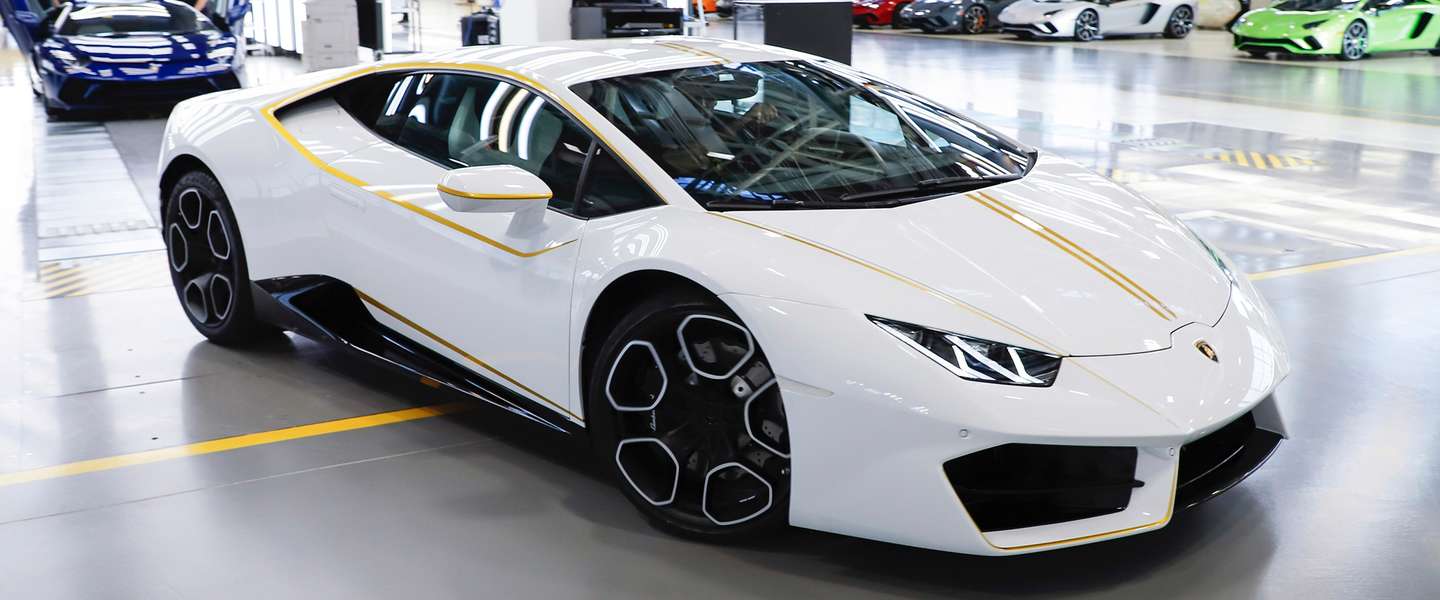Deze witte Lamborghini is van de paus (maar hij doet 'm weg)