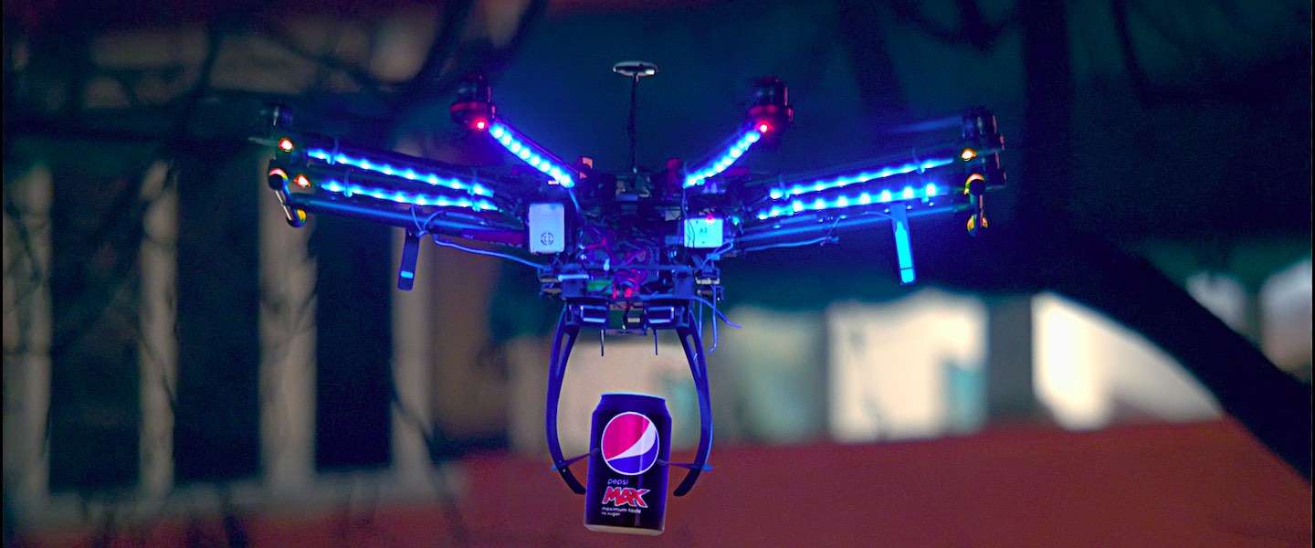 Pepsi MAX voetbal 2.0 met speciale LED-licht-effecten en een Drone