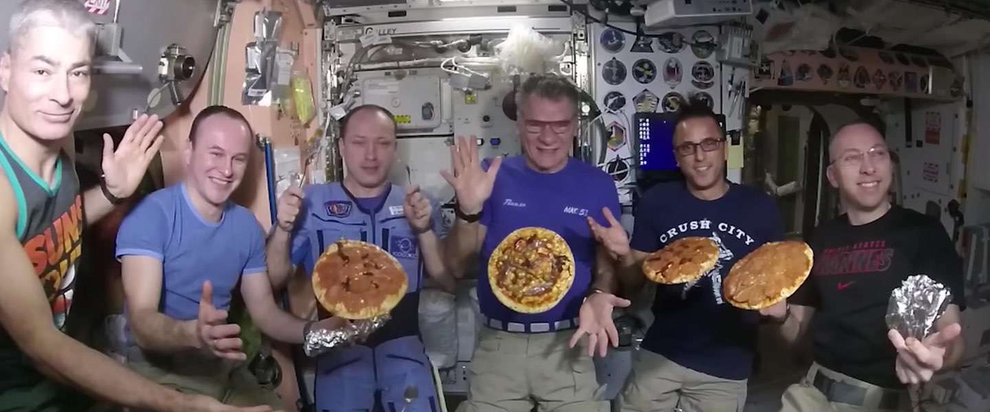 Video: zo maak (en eet) je pizza in een ruimtestation