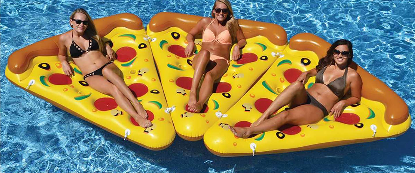 Musthave: deze opblaasbare pizzapunt voor in het zwembad