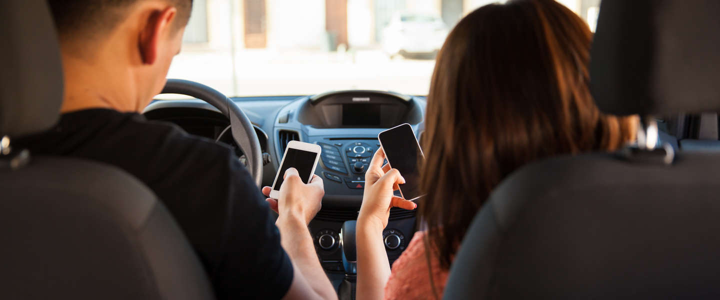 Politie wil smartphones uit in de auto maar dat is verspilde moeite