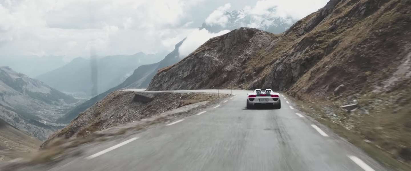 Video: negentien Porsches 918 Spyder in colonne door de Alpen