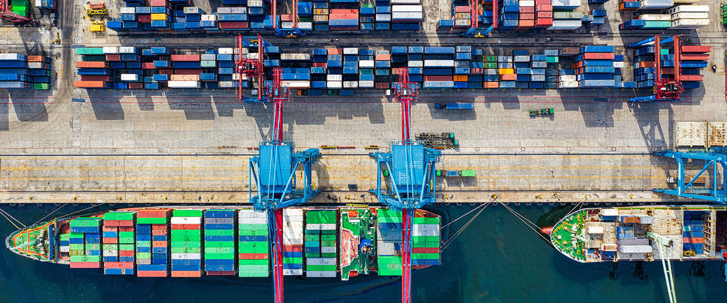 Containerschip in Suezkanaal vaart weer door Nederlandse slepers