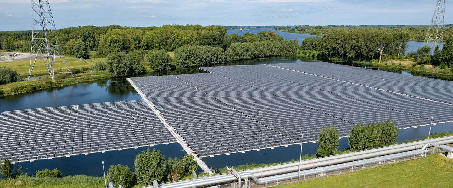 Drijvend zonnepark met een vermogen van 6,1 megawatt geïnstalleerd bij de Amercentrale