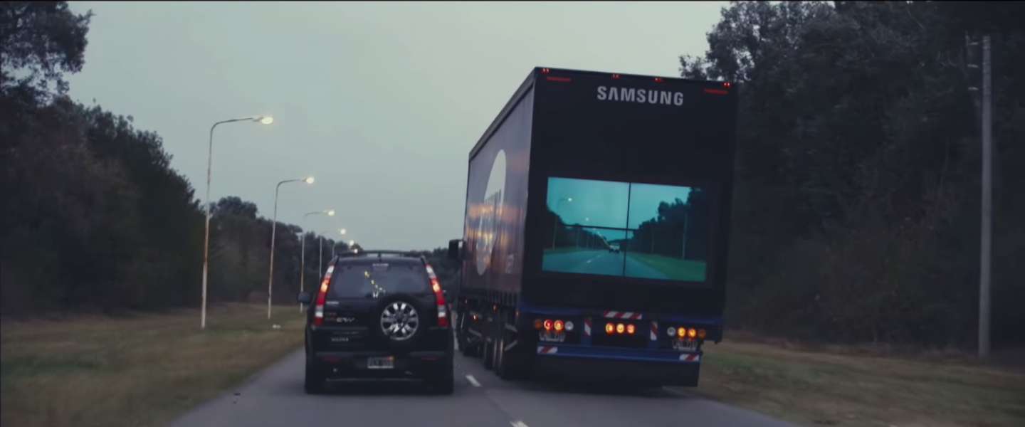 Door een vrachtwagen kijken of je kunt inhalen