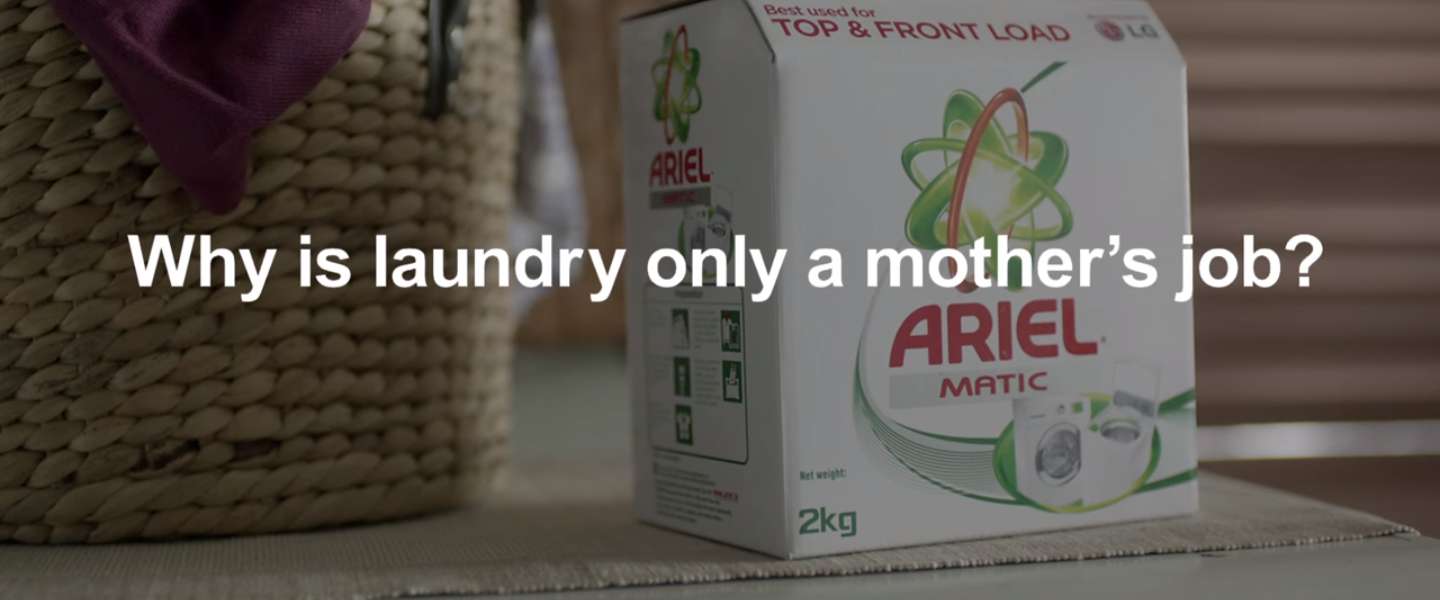 Viral commercial van wasmiddelmerk Ariel over mannen in het huishouden
