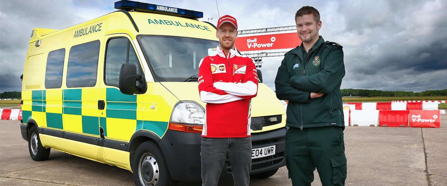 Dit gebeurt er wanneer je Sebastian Vettel in een ambulance laat rijden