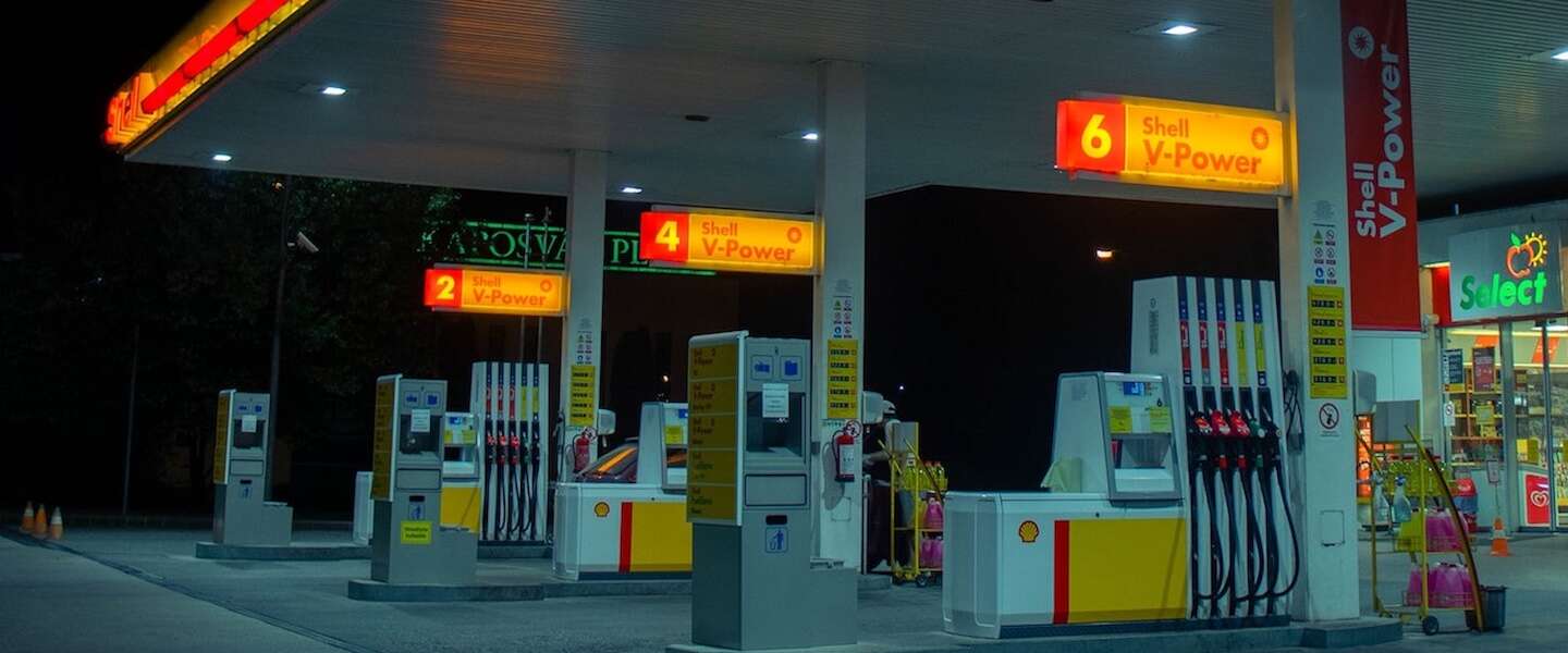 Benzine kost nu twee euro per liter