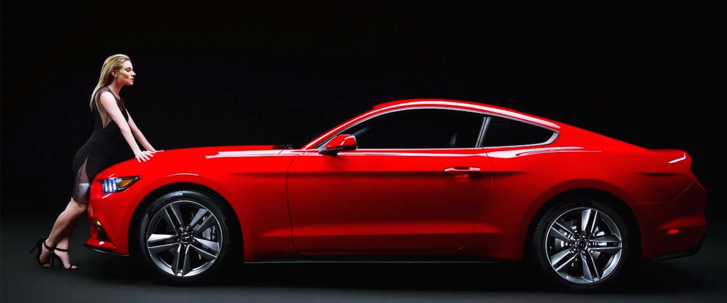 Sienna Miller flirt met nieuwe Ford Mustang