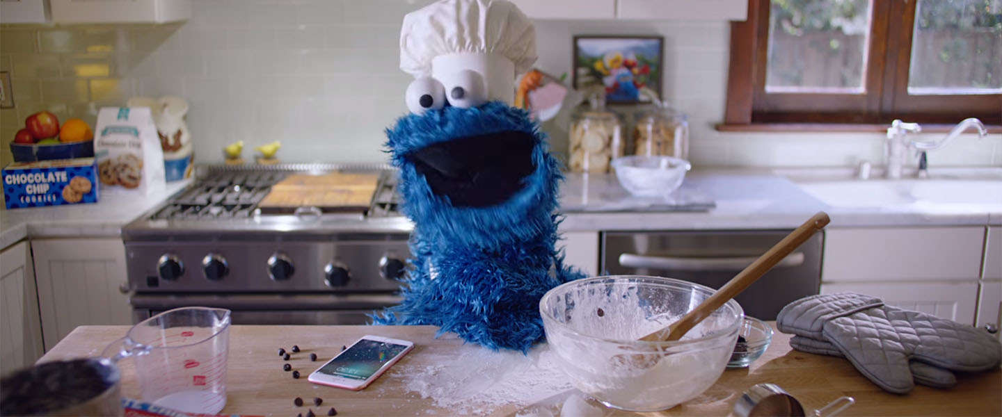 Hilarisch: Ook Cookie Monster gebruikt Siri