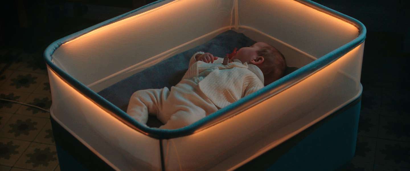 Slim kinderbedje van Ford simuleert autorijden om baby te laten slapen