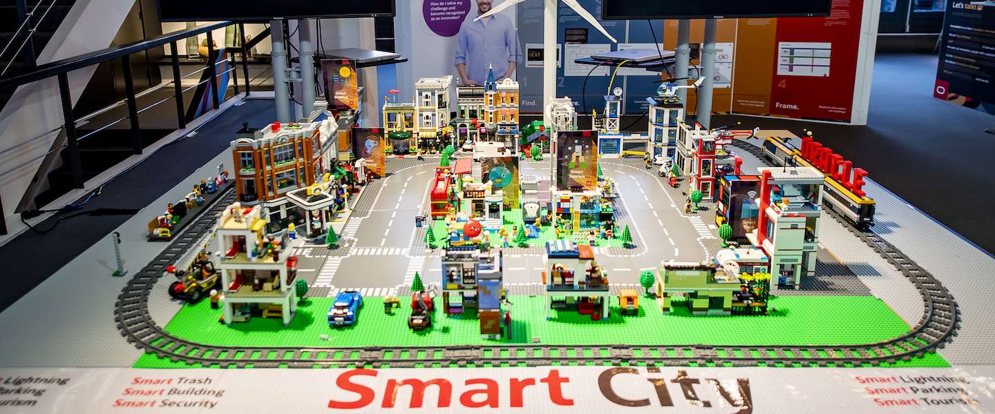 https://www.dutchcowboys.nl/uploads/headers/smart-city-lego-oracle.jpg