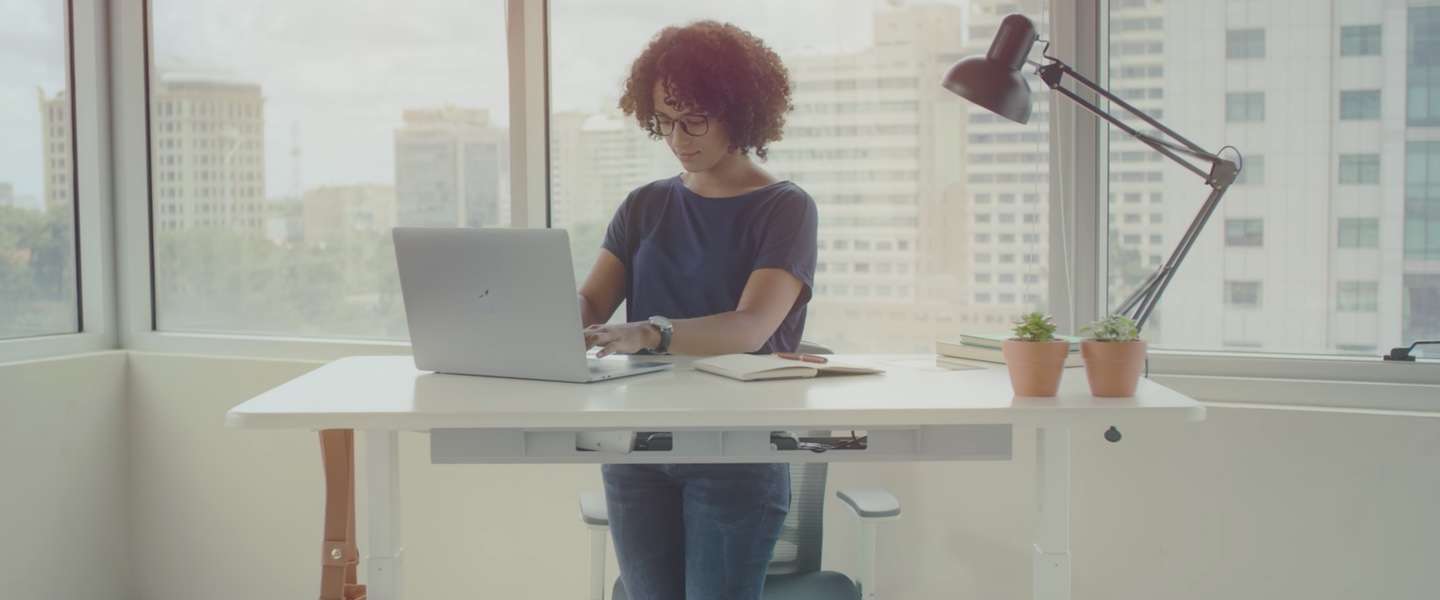 Het Autonomous SmartDesk heeft AI die voor je zorgt op het werk