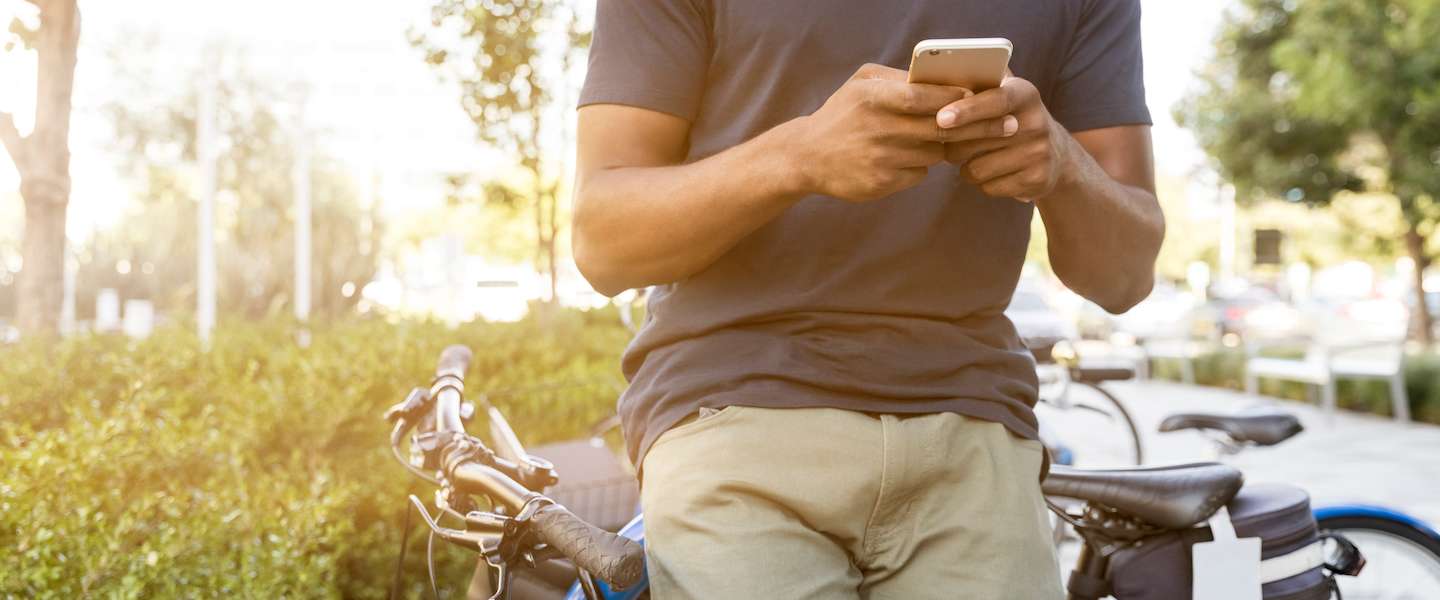 Minder Nederlanders gebruiken smartphone op de fiets