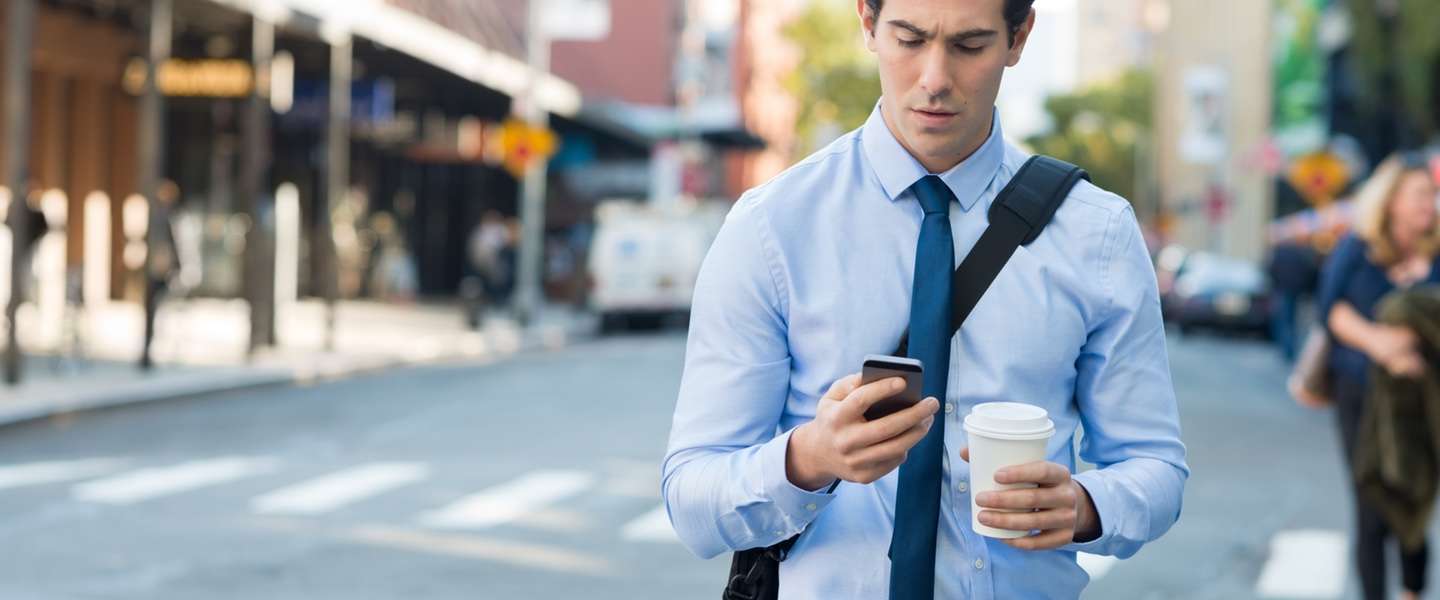 Op je telefoon tijdens het oversteken? Dat wordt strafbaar