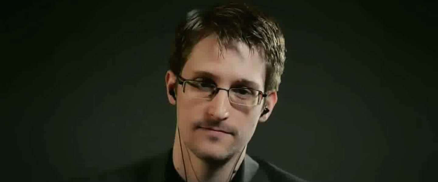 Snowden: 'Dropbox, Google en Facebook onveilig'