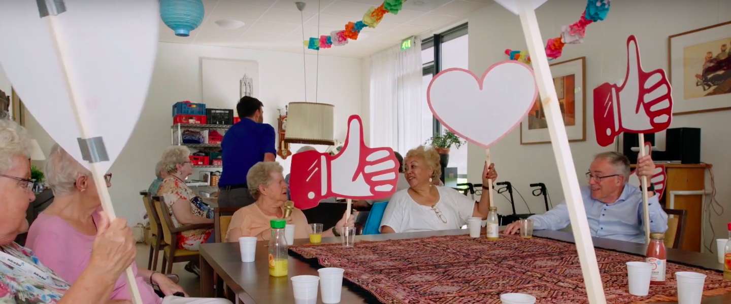 Snapchat voor ouderen: minder eenzaam door gebruik van offline social media
