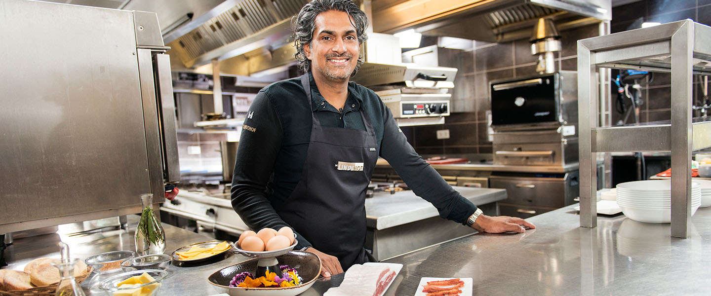 Twee sterrenchef Soenil Bahadoer maakt exquise ontbijt van McMuffin Bacon & Egg