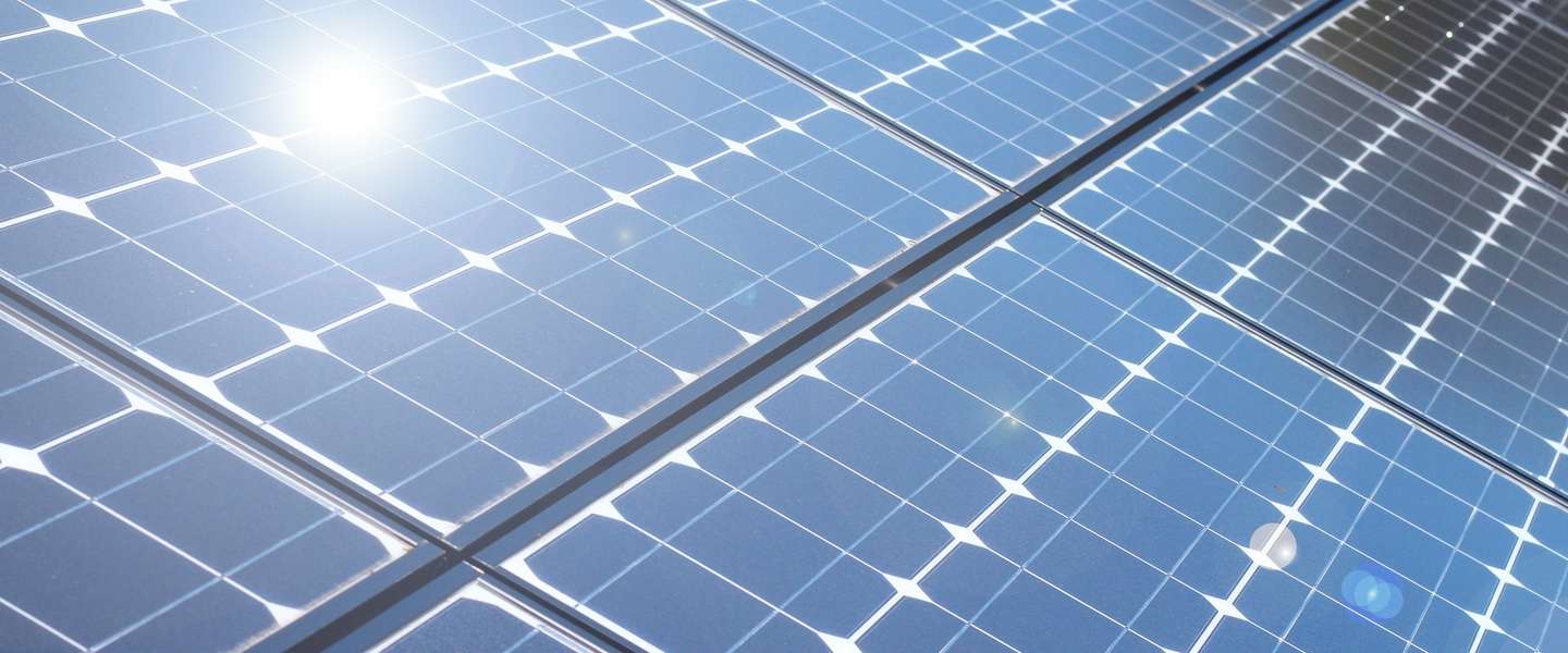 Elon Musk gaat hele daken met zonnepanelen bouwen