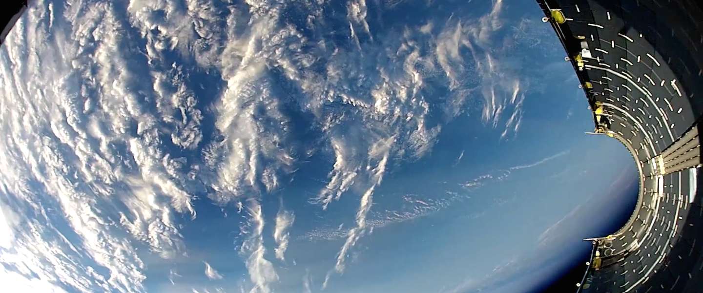 Prachtige video van wrakstuk raket dat terug naar de aarde valt