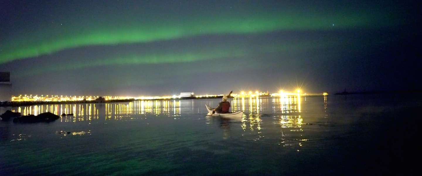 Surfen en kajakken onder het noorderlicht in IJsland