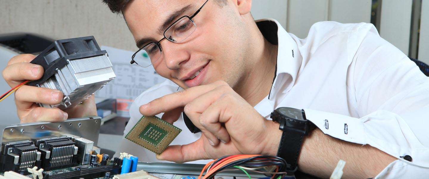 Enquête: Heb jij ook zo'n Techie Friend die je met alle technische problemen helpt?