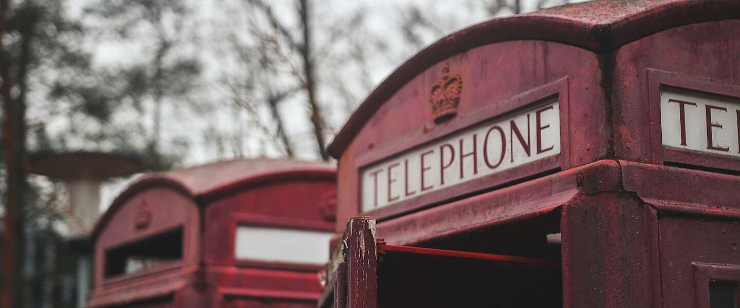 Rustig bellen in peperdure telefooncellen bij Buitenlandse Zaken