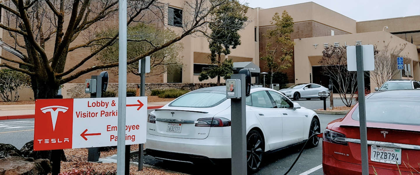 Elon Musk start Tesla-fabriek ondanks lockdown en krijgt steun van Trump