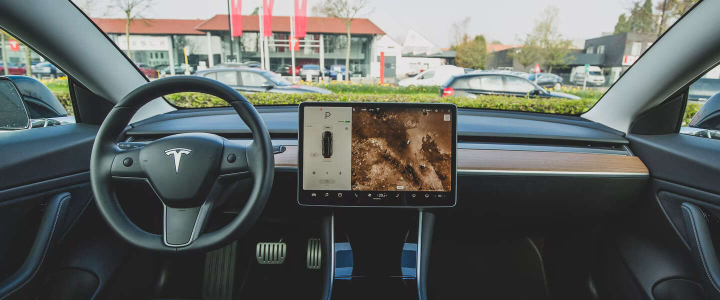 ​Tesla geeft zich gewonnen: gamen in een rijdende auto stopgezet