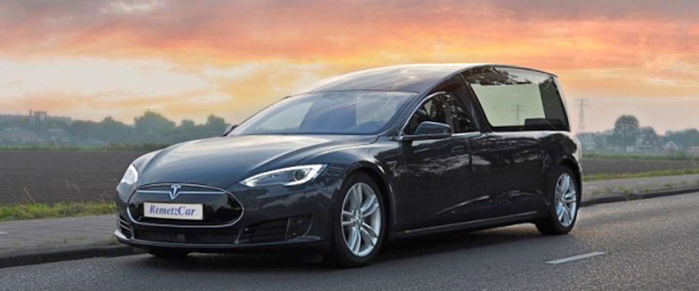 Er is nu ook een Tesla lijkwagen