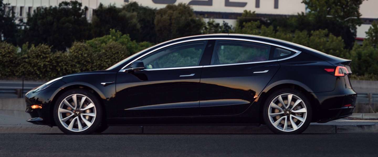 Dit is hem: de eerste Tesla Model 3 die van de band is gerold