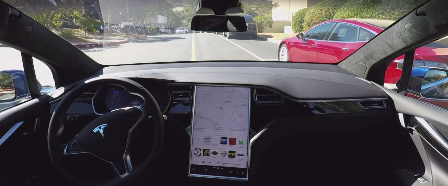 Tesla's worden zelfrijdend en zoeken autonoom een parkeerplaats