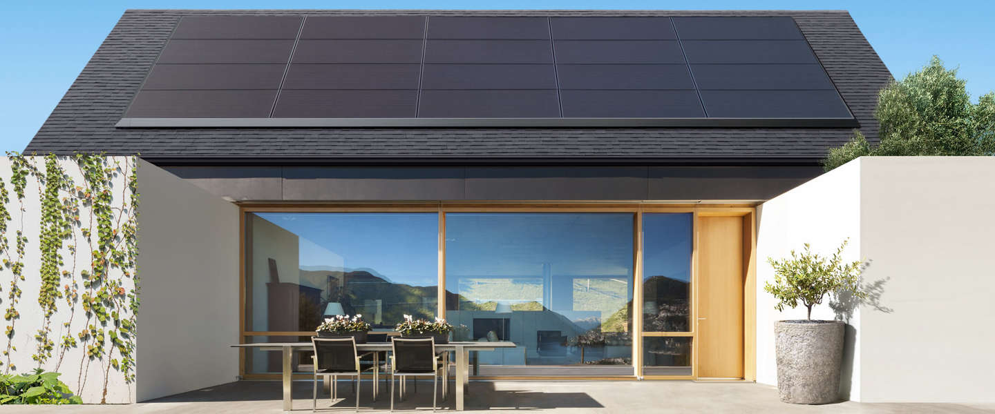 Tesla onthult nieuwe dakpannen met zonne-energie