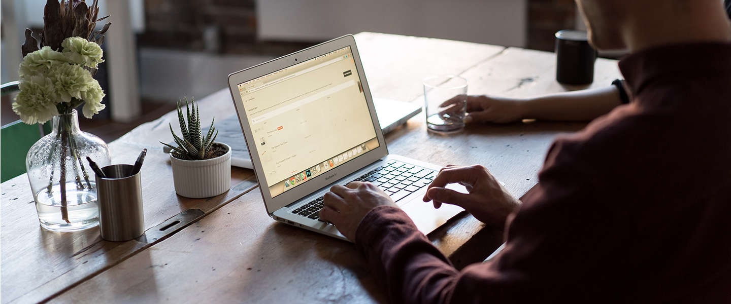 Thuiswerken: zo creëer je een gezonde en productieve werkomgeving (4 tips)