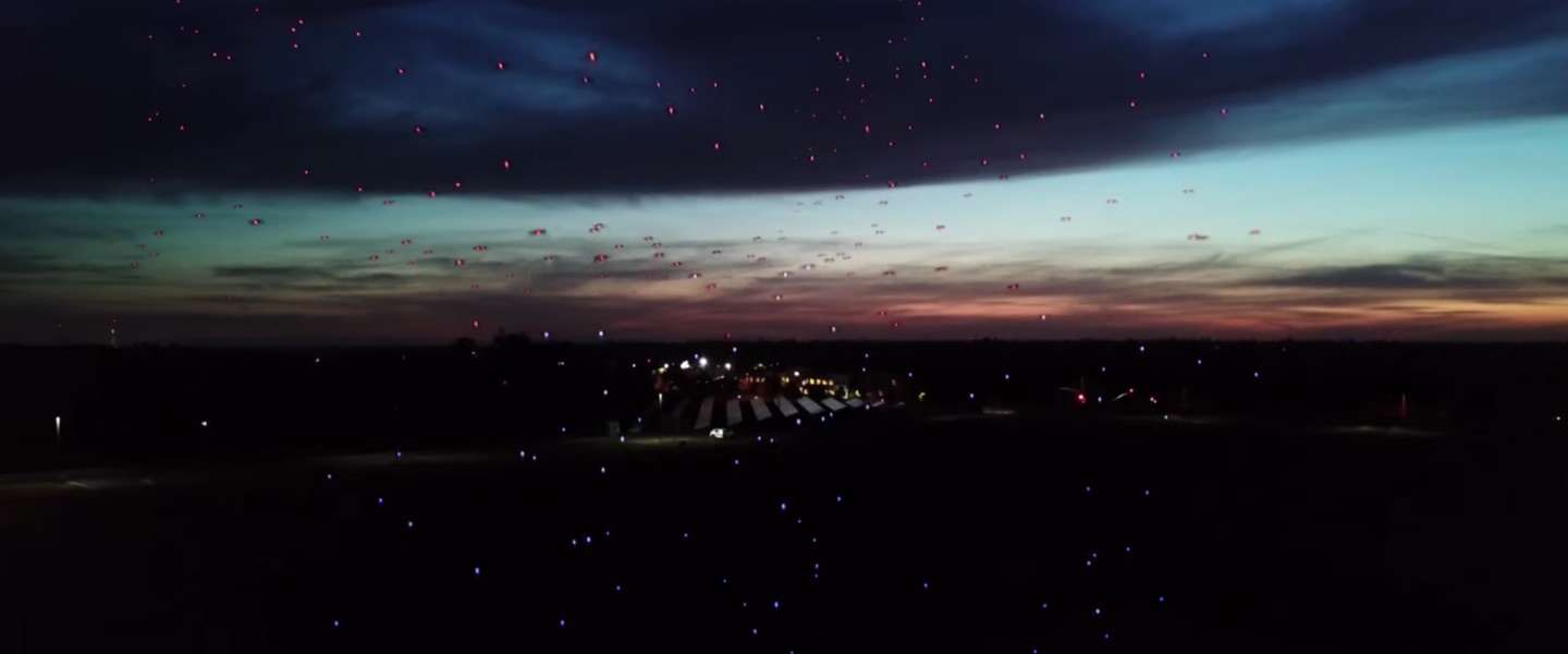 Vette video: Time Magazine gebruikt bijna 1000 drones voor cover